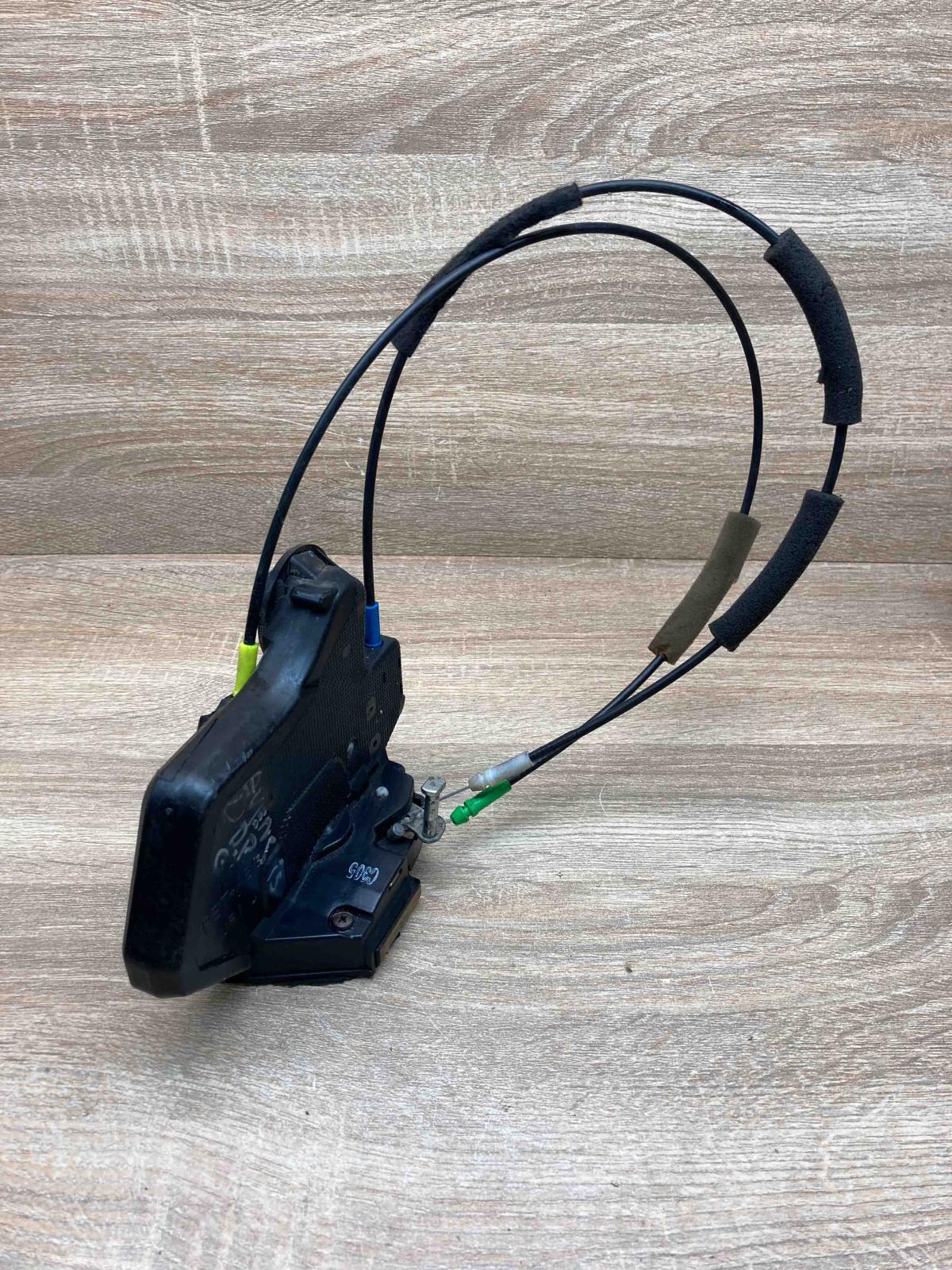 Toyota Avensis Front Right   Front door lock Toyota Avensis T250