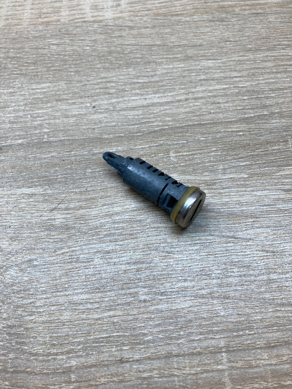 1H0837061G 1H0 837 061 G  Front door lock Volkswagen Golf III