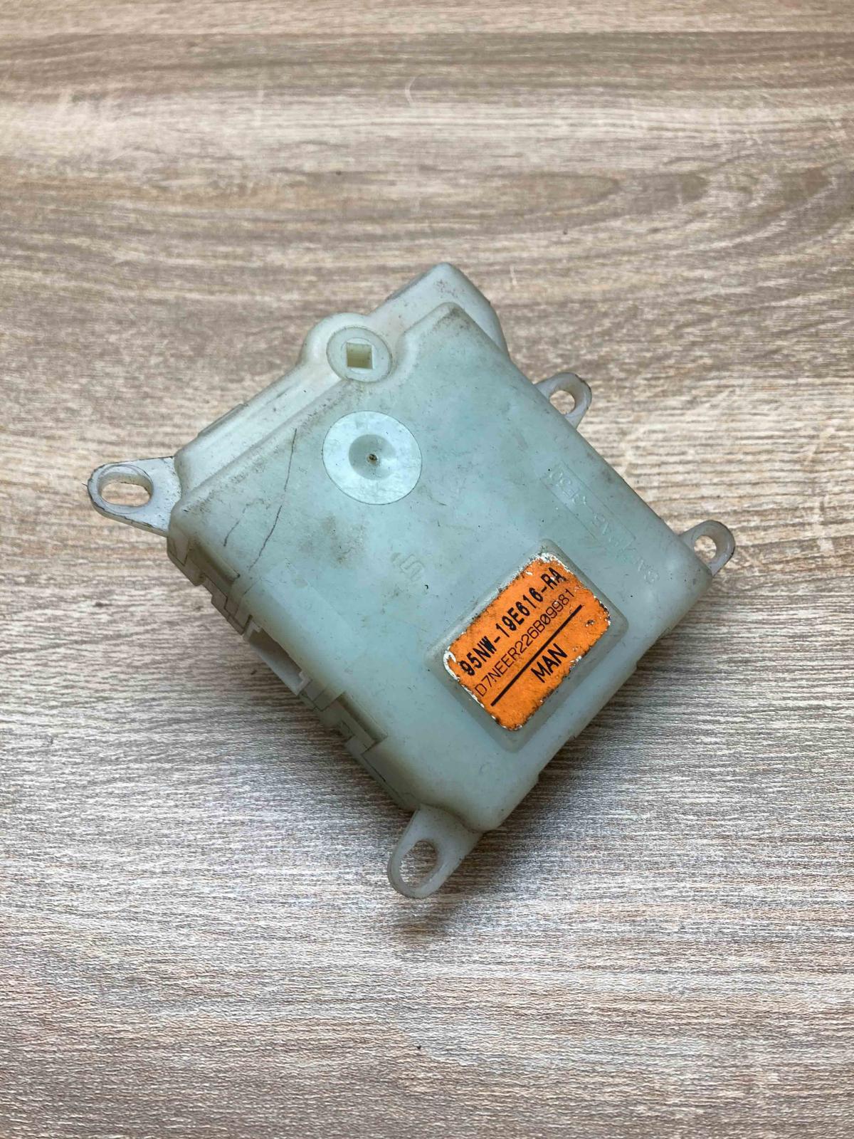 95NW 19E616 RA   Air flap motor/actuator Ford Galaxy