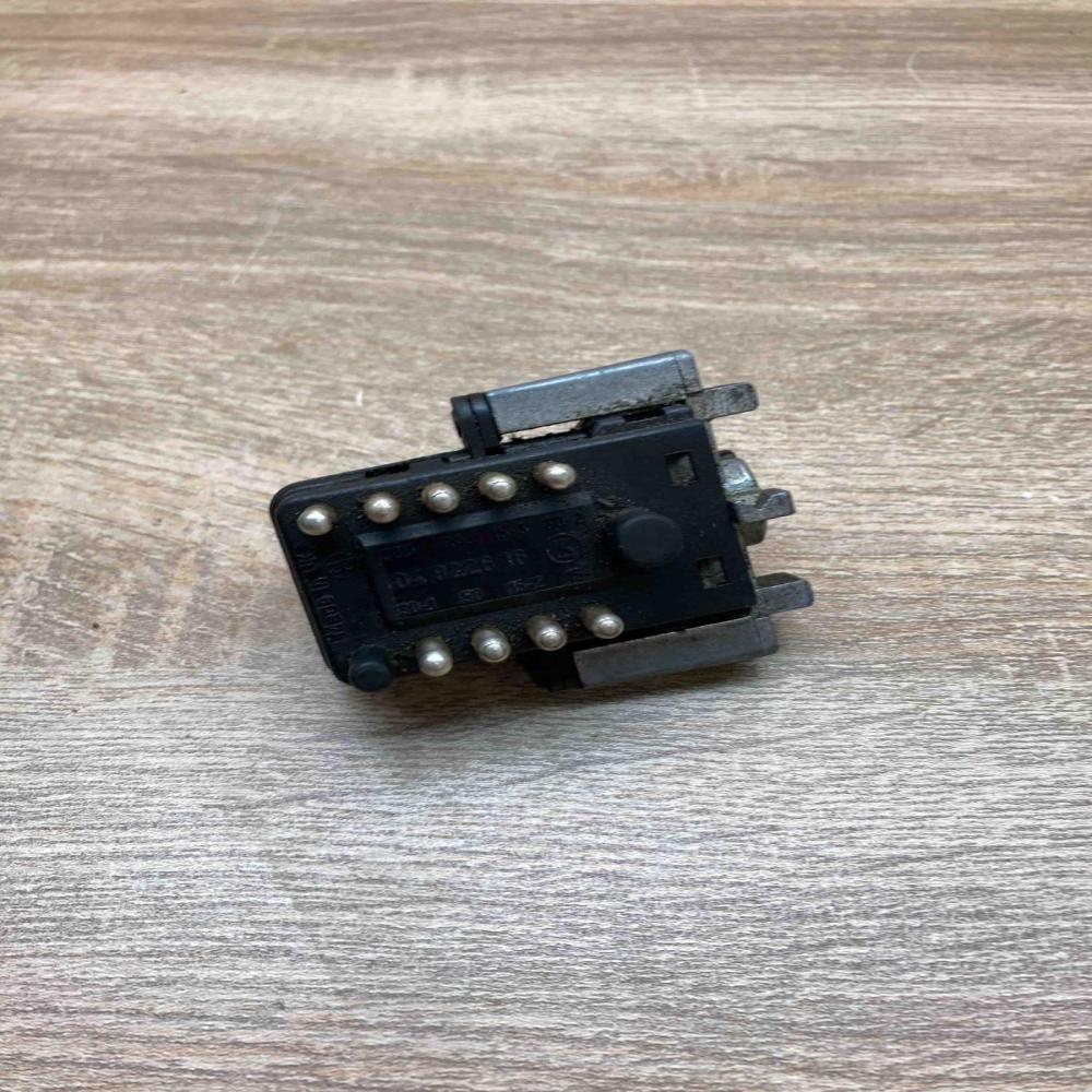 1318527 04822616  Ignition relay Saab 99