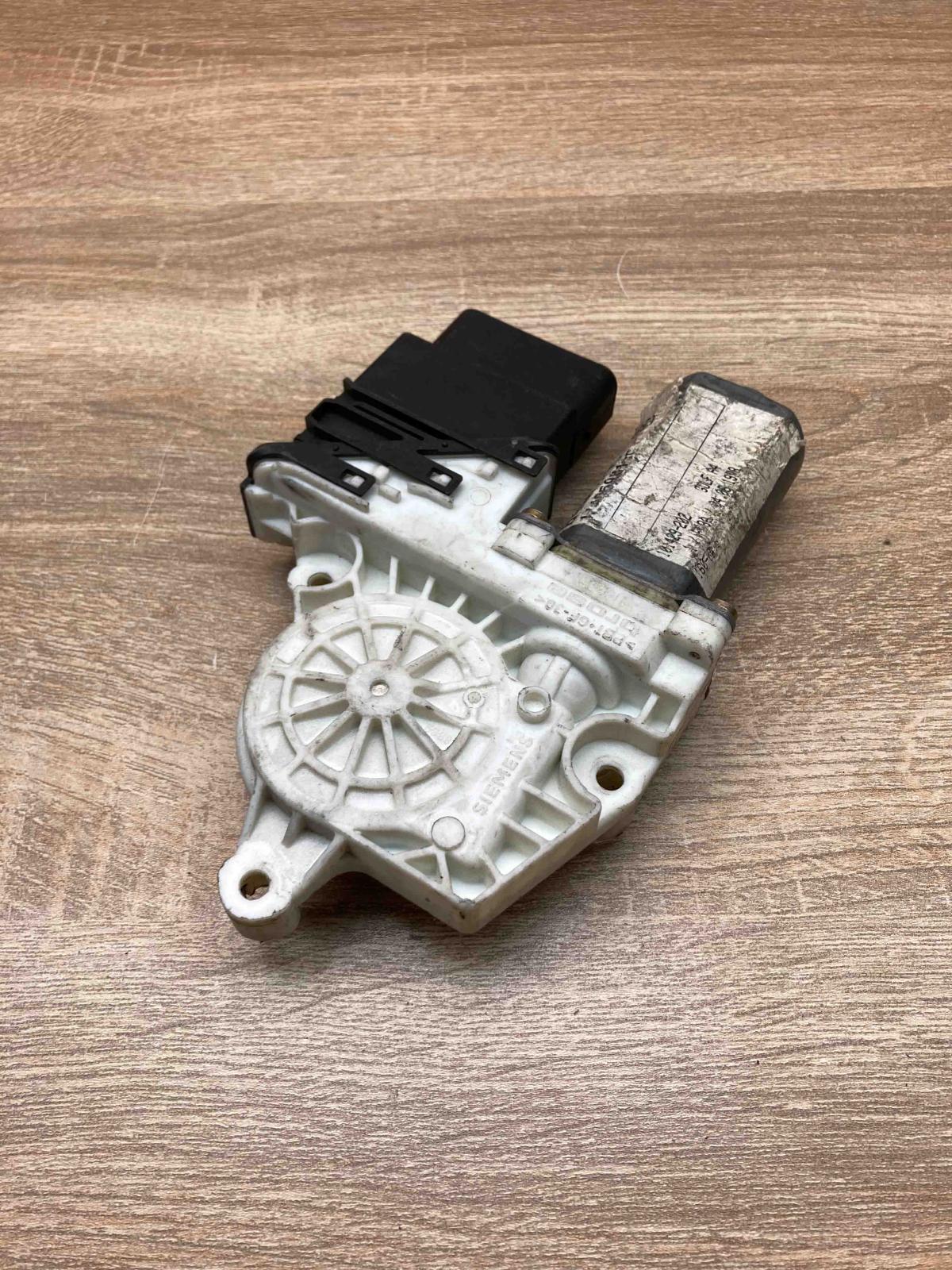 1J4959811C   Rear door window regulator motor Volkswagen Golf IV