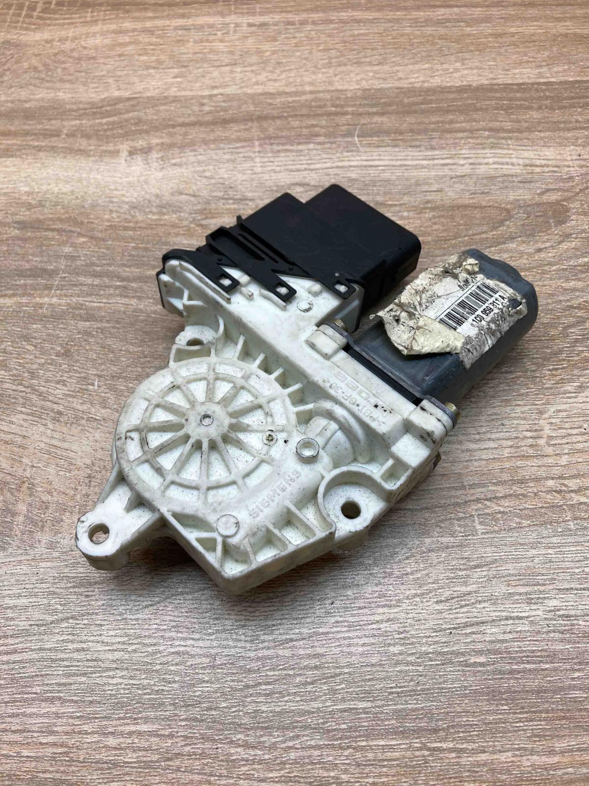1C0959811A   Rear door window regulator motor Seat Leon (1M)