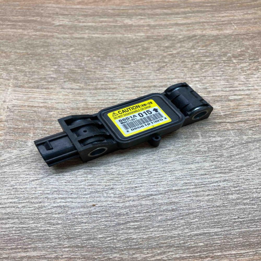 8651A015   Airbag deployment crash/impact sensor Mitsubishi Grandis