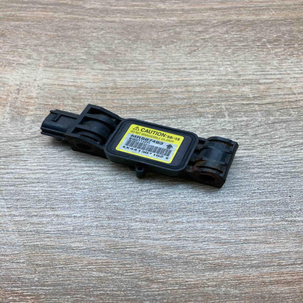 MR587493   Airbag deployment crash/impact sensor Mitsubishi Endeavor