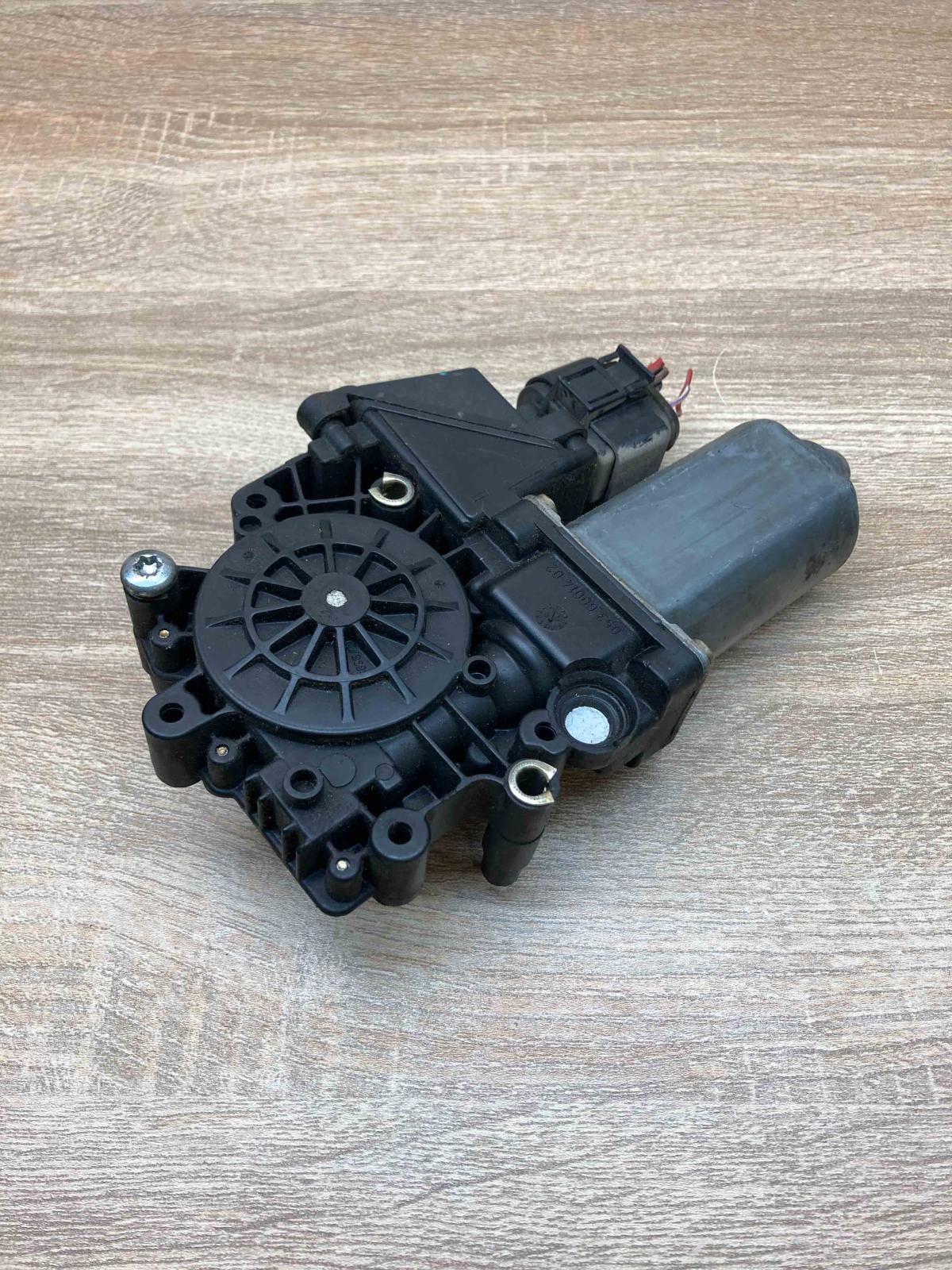 113846 101  With Plug Front door window regulator motor Audi A4 S4 B5 8D