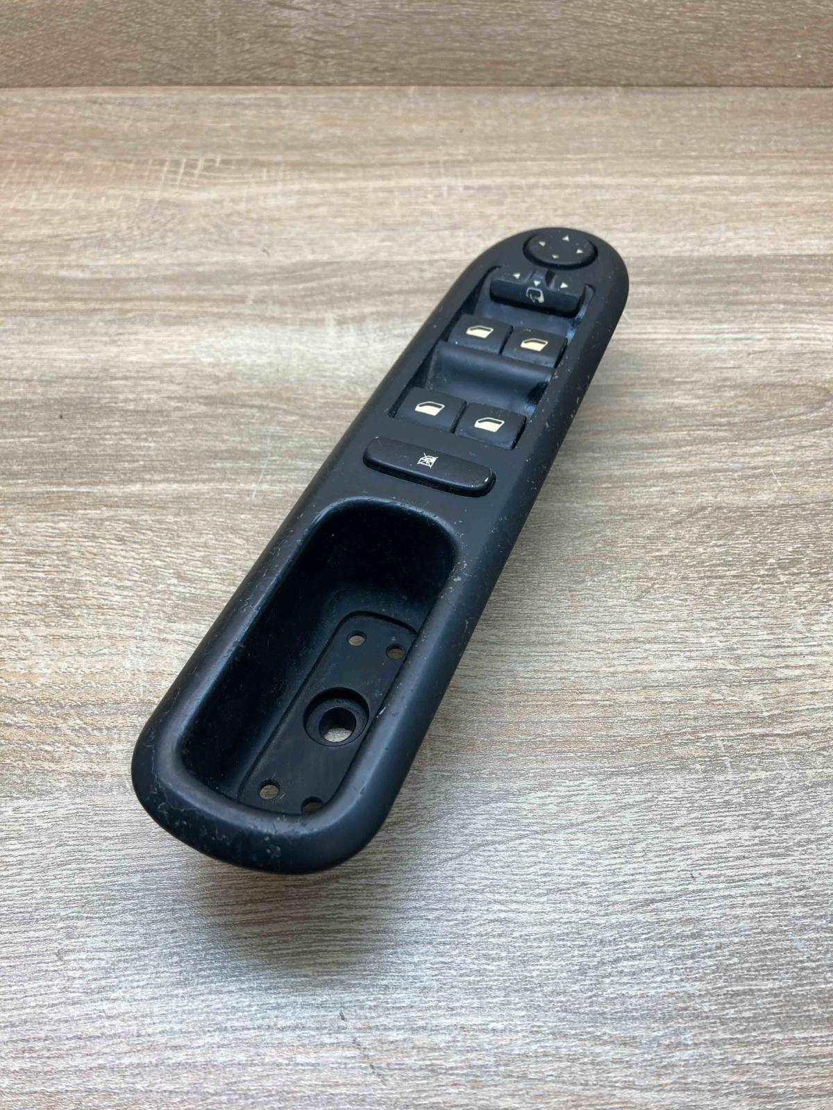 53269704   Electric window control switch Peugeot 407