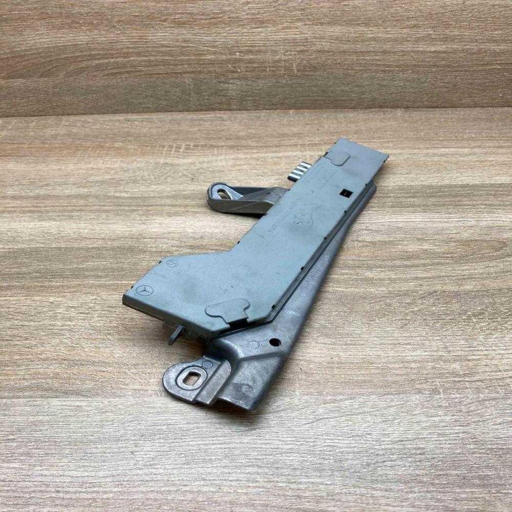 A2118204189   Aerial antenna amplifier Mercedes-Benz E W211