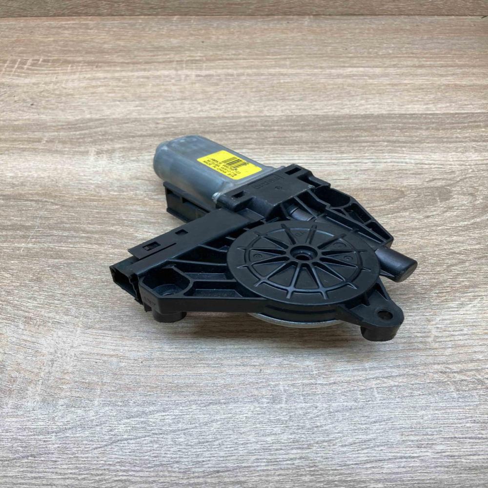 966268 103 130329  Front door window regulator motor Volvo S60