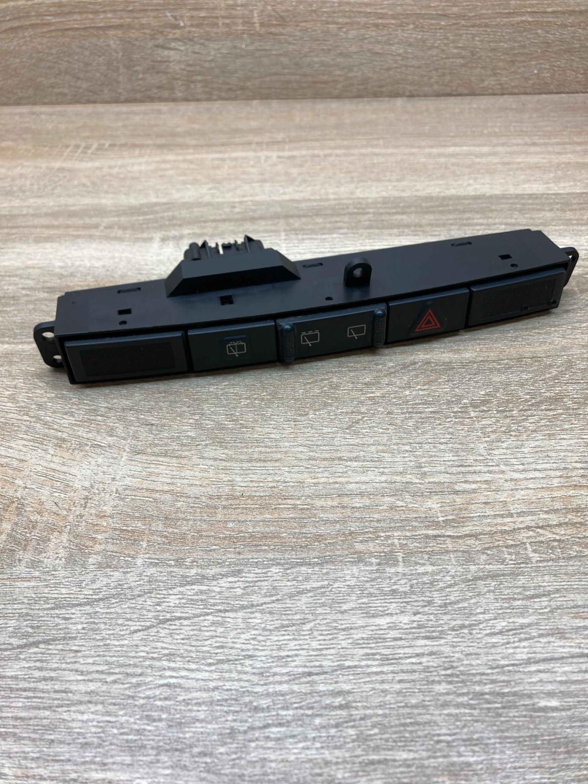 04685925AA   Hazard light switch Chrysler Voyager