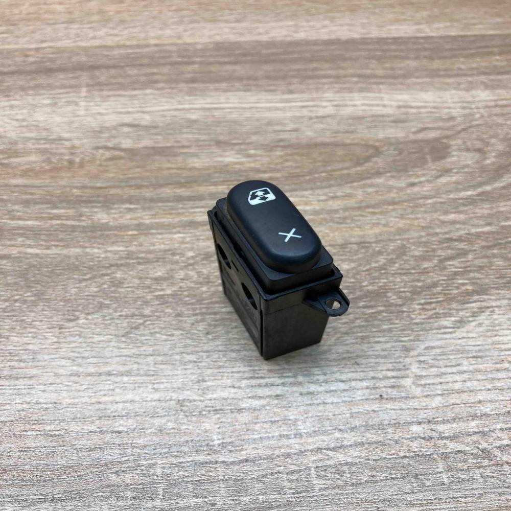 7700430215   Central locking switch button Renault Megane I