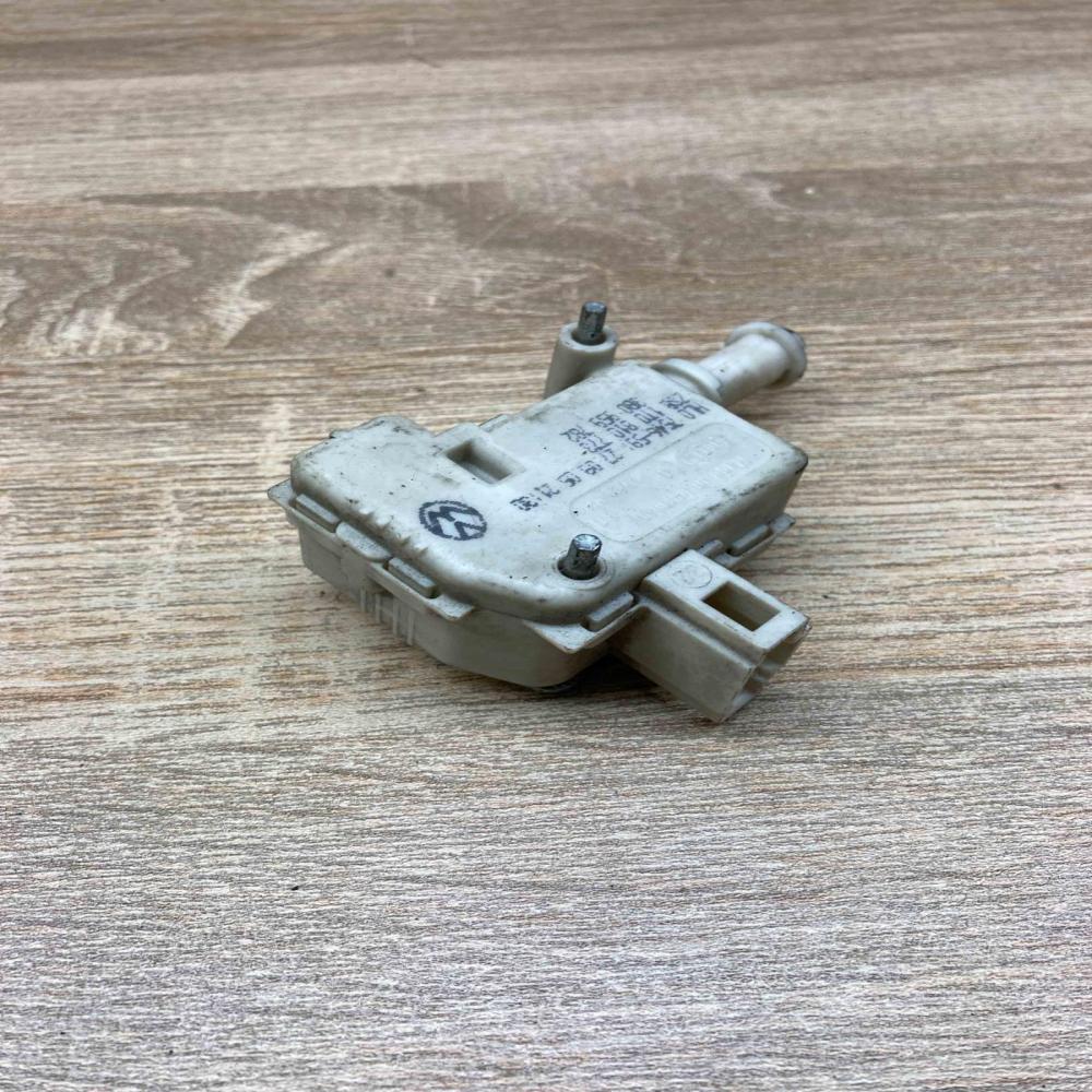1T0810773   Fuel tank cap lock motor Volkswagen Touran I