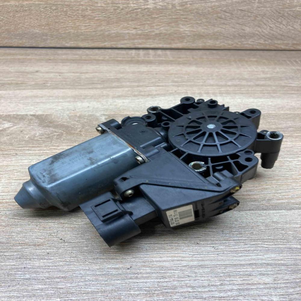 101144 114 114185 101  Rear door window regulator motor Audi A6 S6 C5 4B