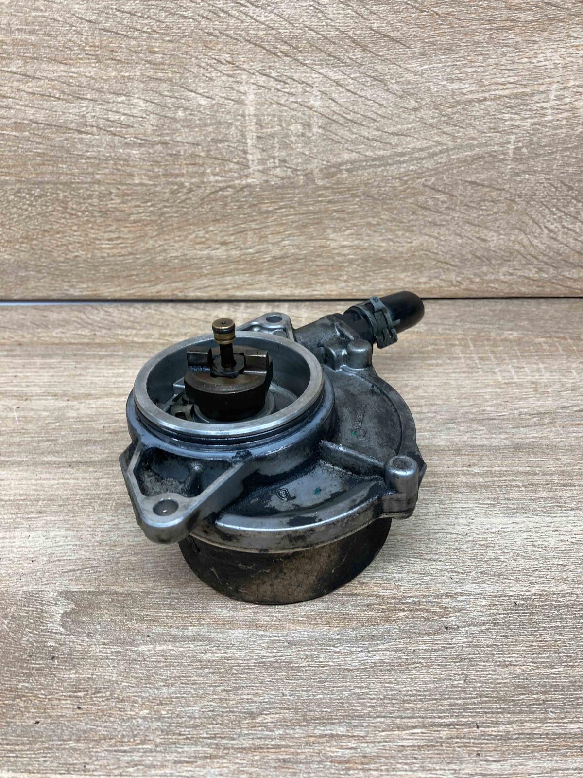 057145100AE 700906100  Vacuum pump Audi A6 S6 C6 4F