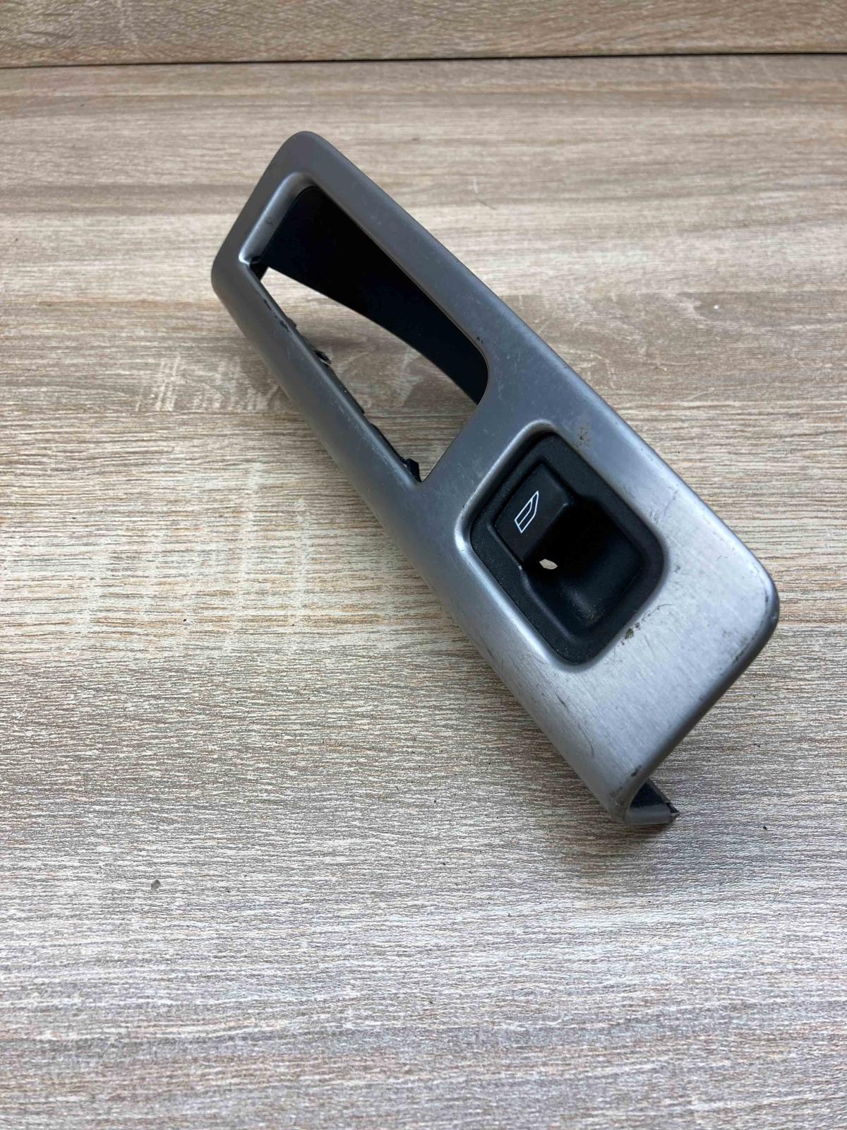 8679678   Electric window control switch Volvo V50