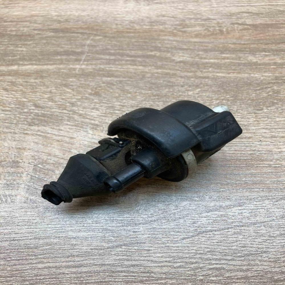 06B133459D 421213  Valve vacuum Audi A4 S4 B6 8E 8H