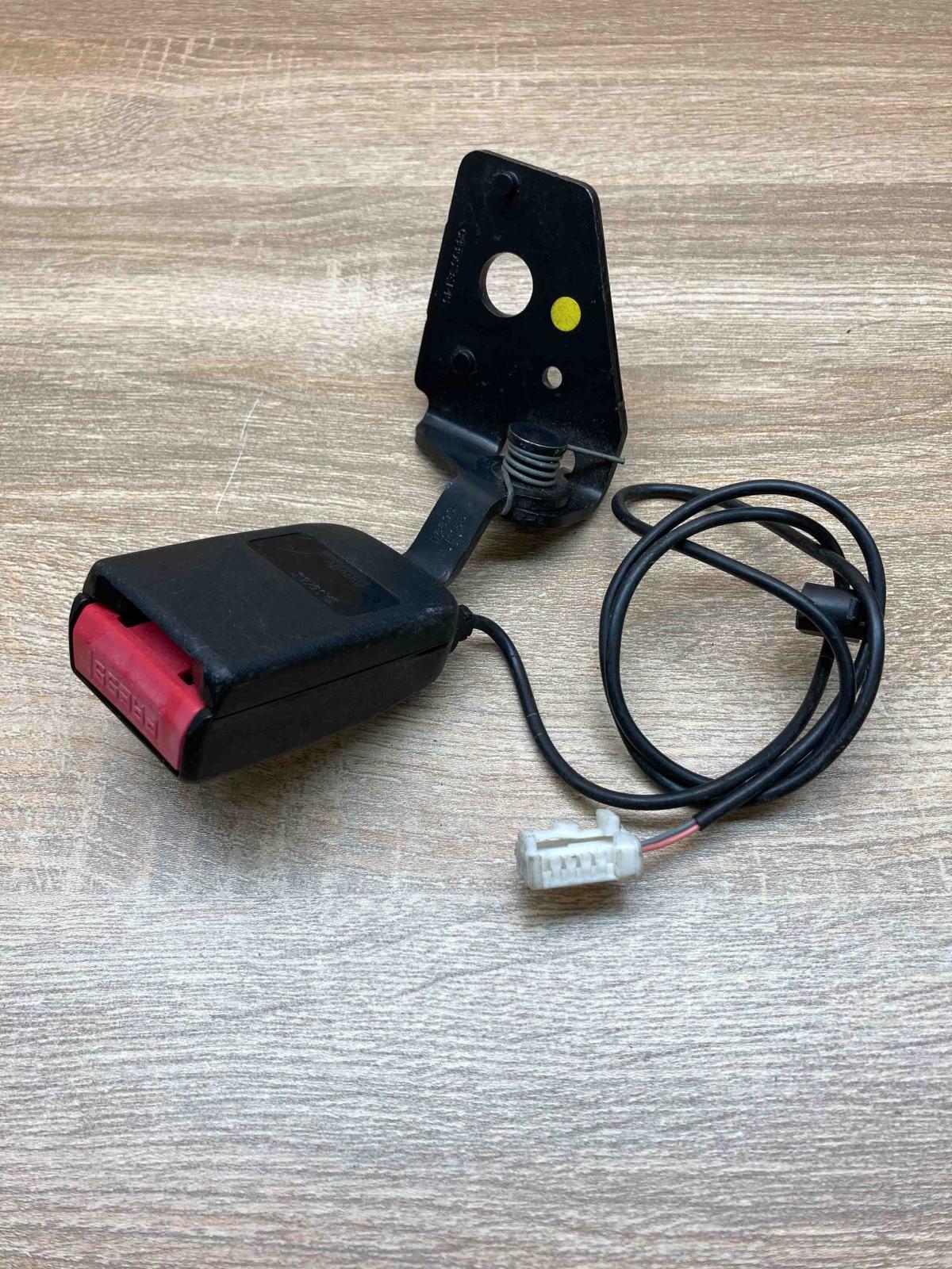 EA06583 B8890E155  Rear seatbelt buckle Renault Kadjar