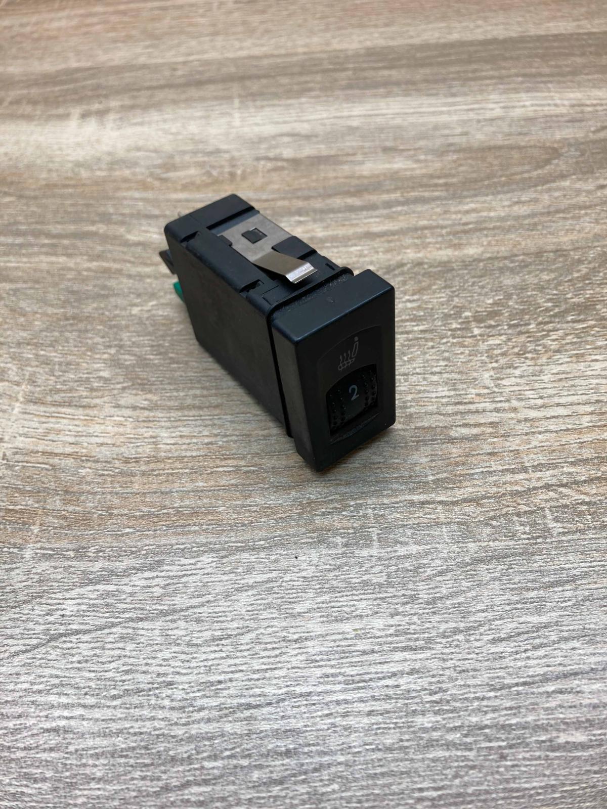 3B0963563C   Seat heating switch Volkswagen PASSAT B5