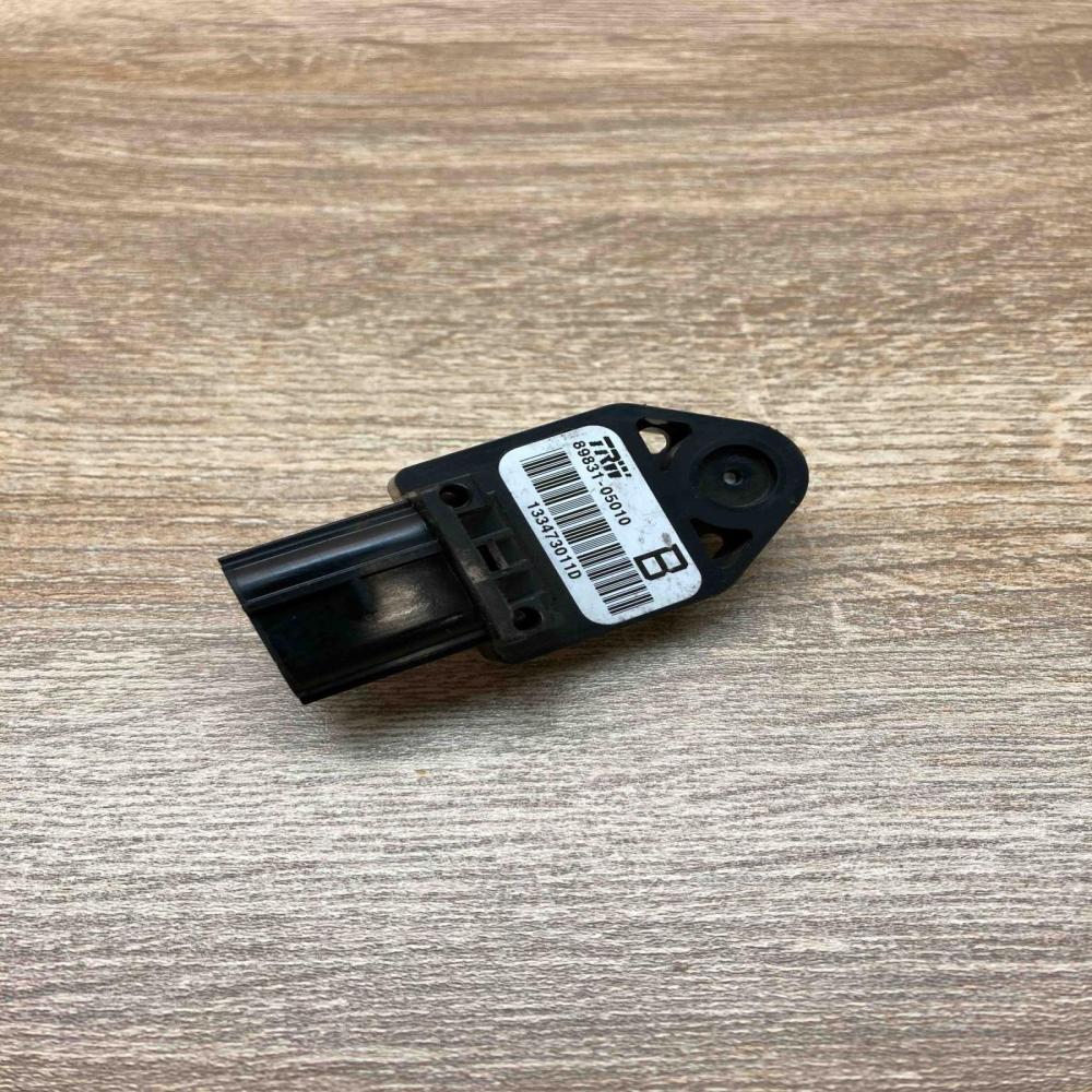 89831 05010 133473011D  Airbag deployment crash/impact sensor Toyota Avensis T25