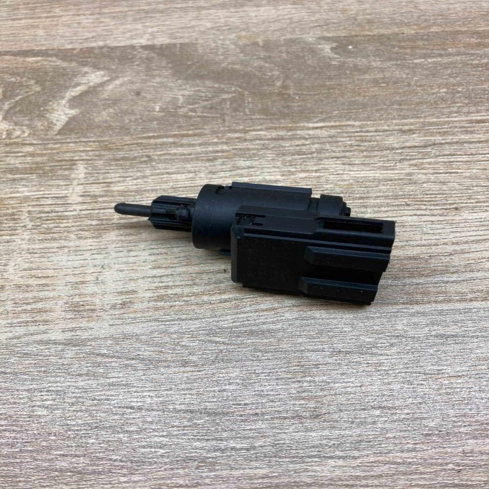 3B0945511A   Brake pedal sensor switch Volkswagen PASSAT B5.5