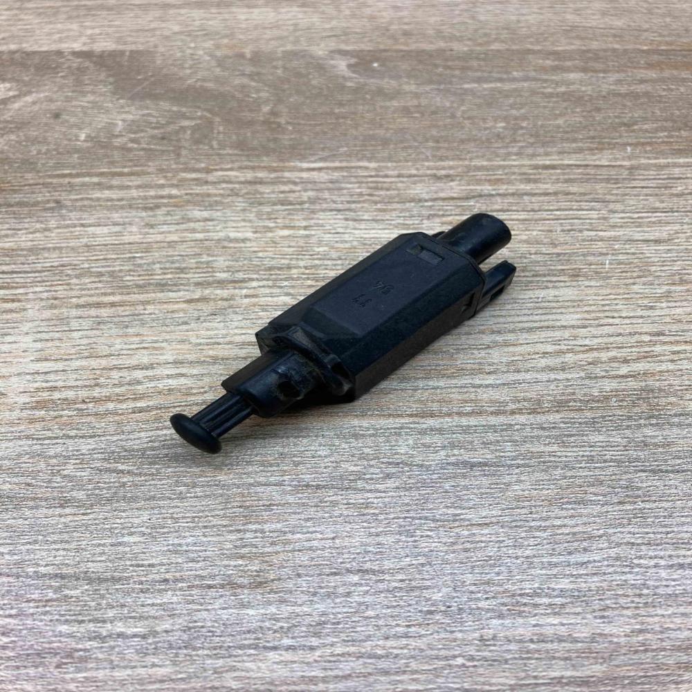 191945515   Brake pedal sensor switch Volkswagen Golf III