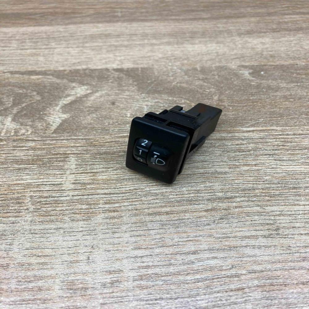 8415202040   Headlight level height control switch Toyota Auris 150