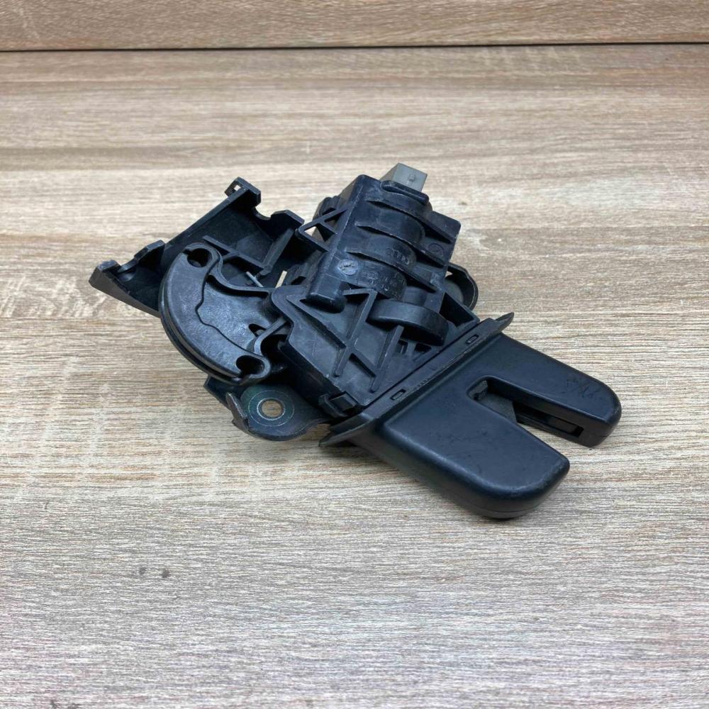 4K5827505B   Tailgate/trunk/boot lock/catch/latch Volkswagen PASSAT B5