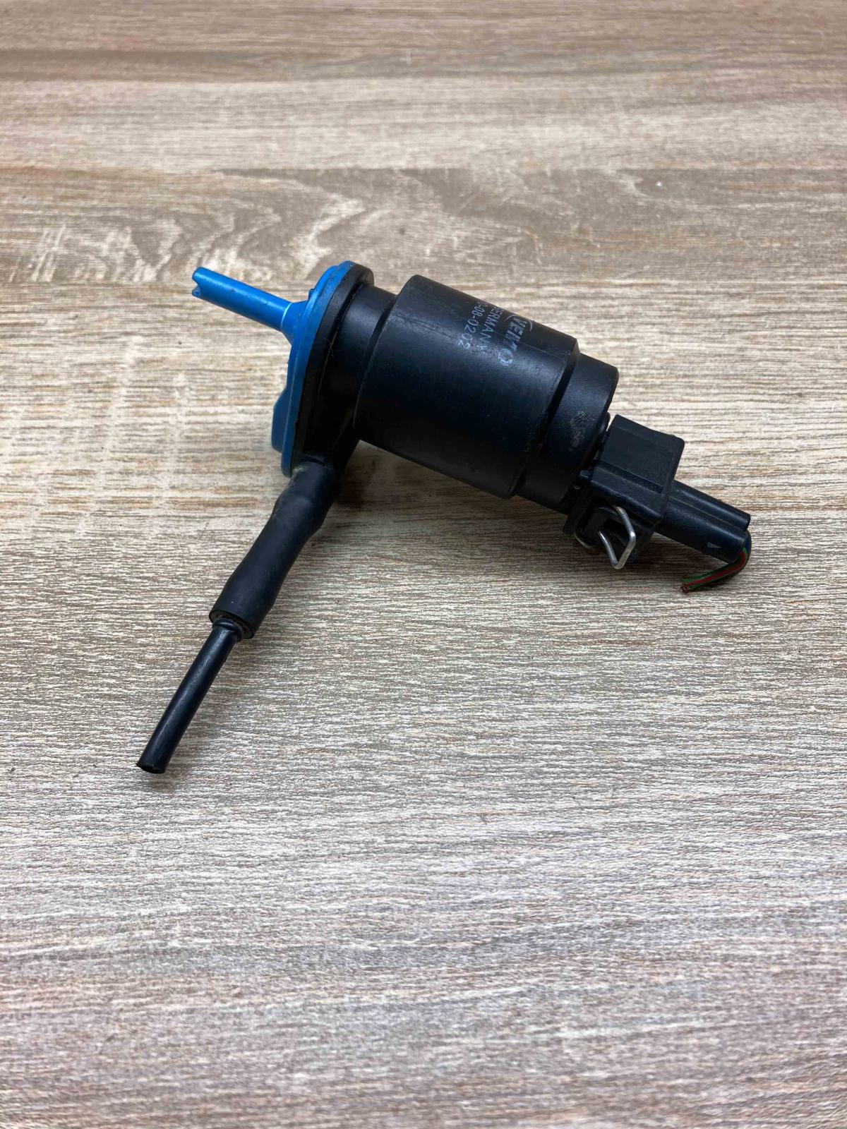 10 08 0202 357972752 With Plug Windscreen/windshield washer pump Opel Astra G