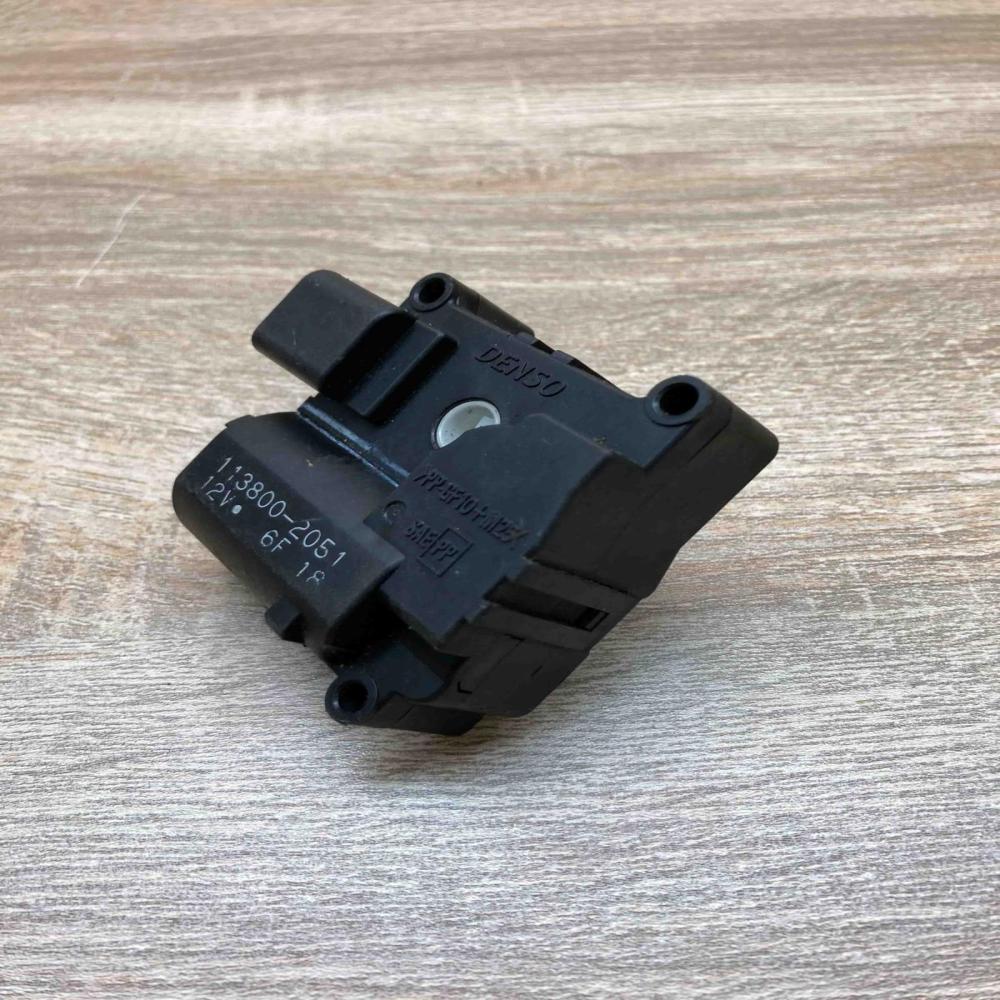 113800 2051   Air flap motor/actuator Toyota Avensis Verso