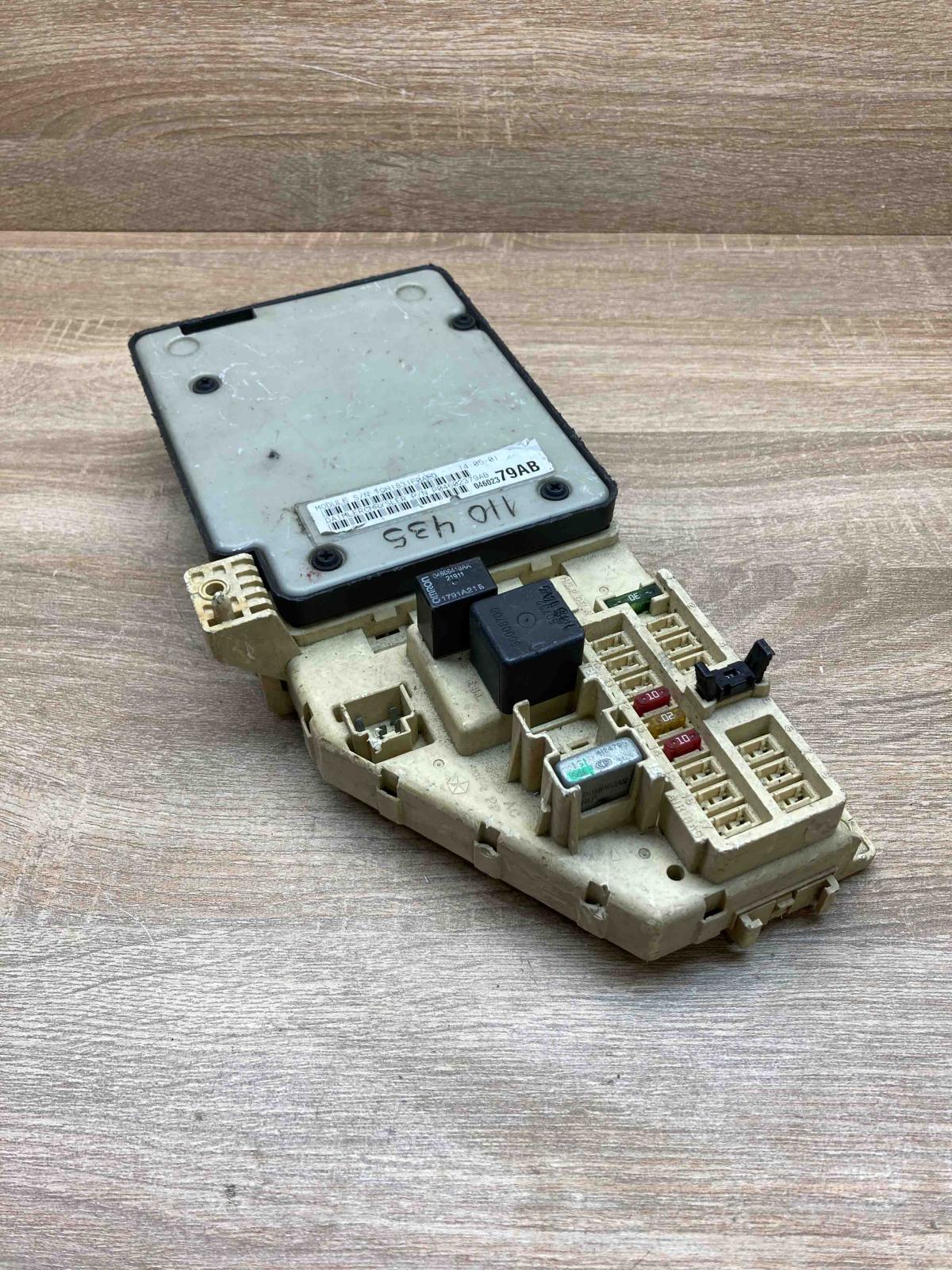 P04602379AB   Fuse module Chrysler Stratus