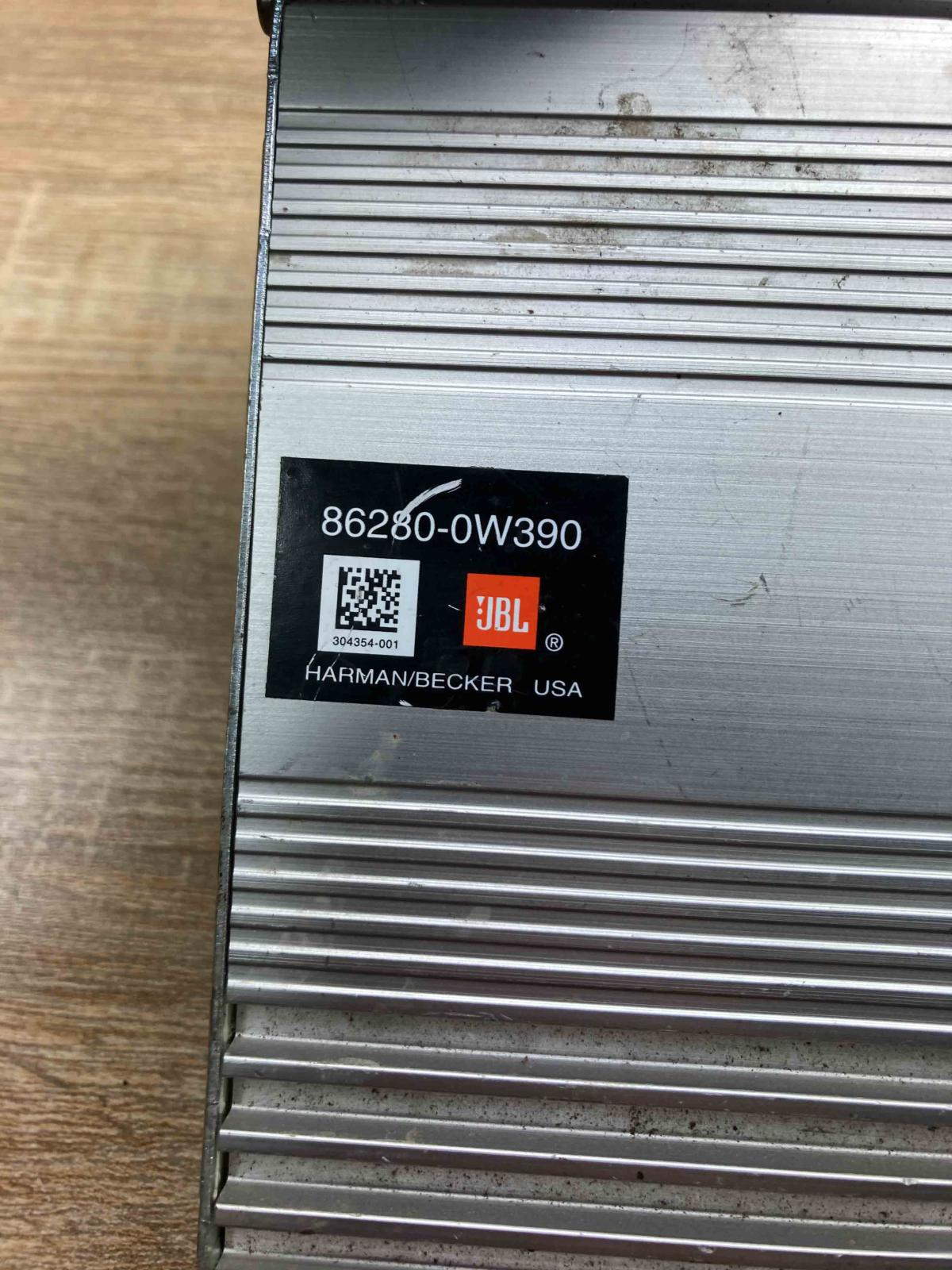 86280 0W390 304354 001  Sound amplifier Toyota Camry