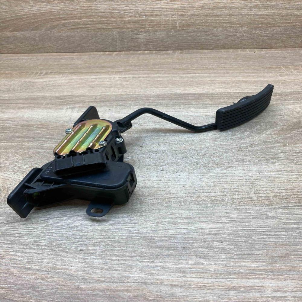 5Y23 0144 APM30 004  Accelerator throttle pedal Mitsubishi Eclipse