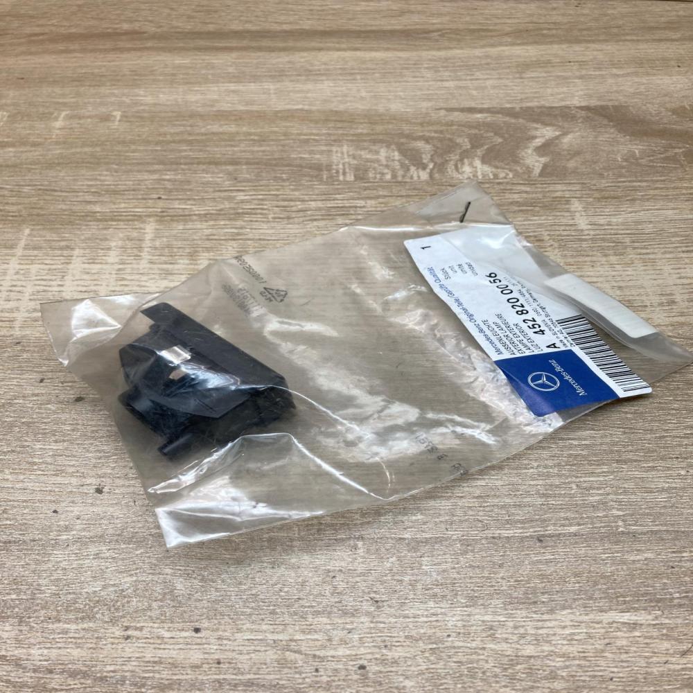 A4528200056   Number plate light Mercedes-Benz ML W164