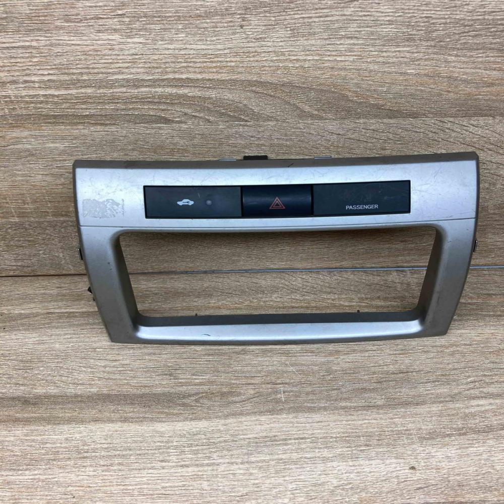 53734A0   Radio/GPS head unit trim Toyota Corolla Verso AR10