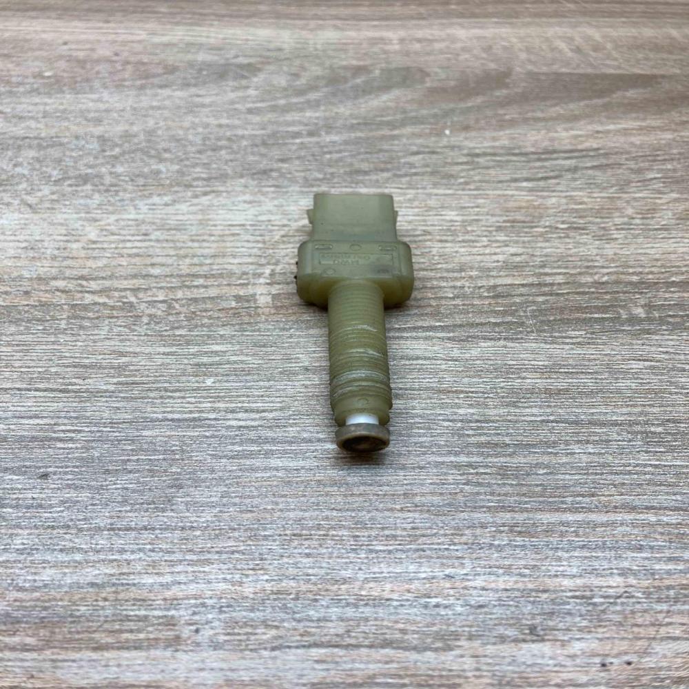 443945515   Brake pedal sensor switch Audi 80 90 S2 B4