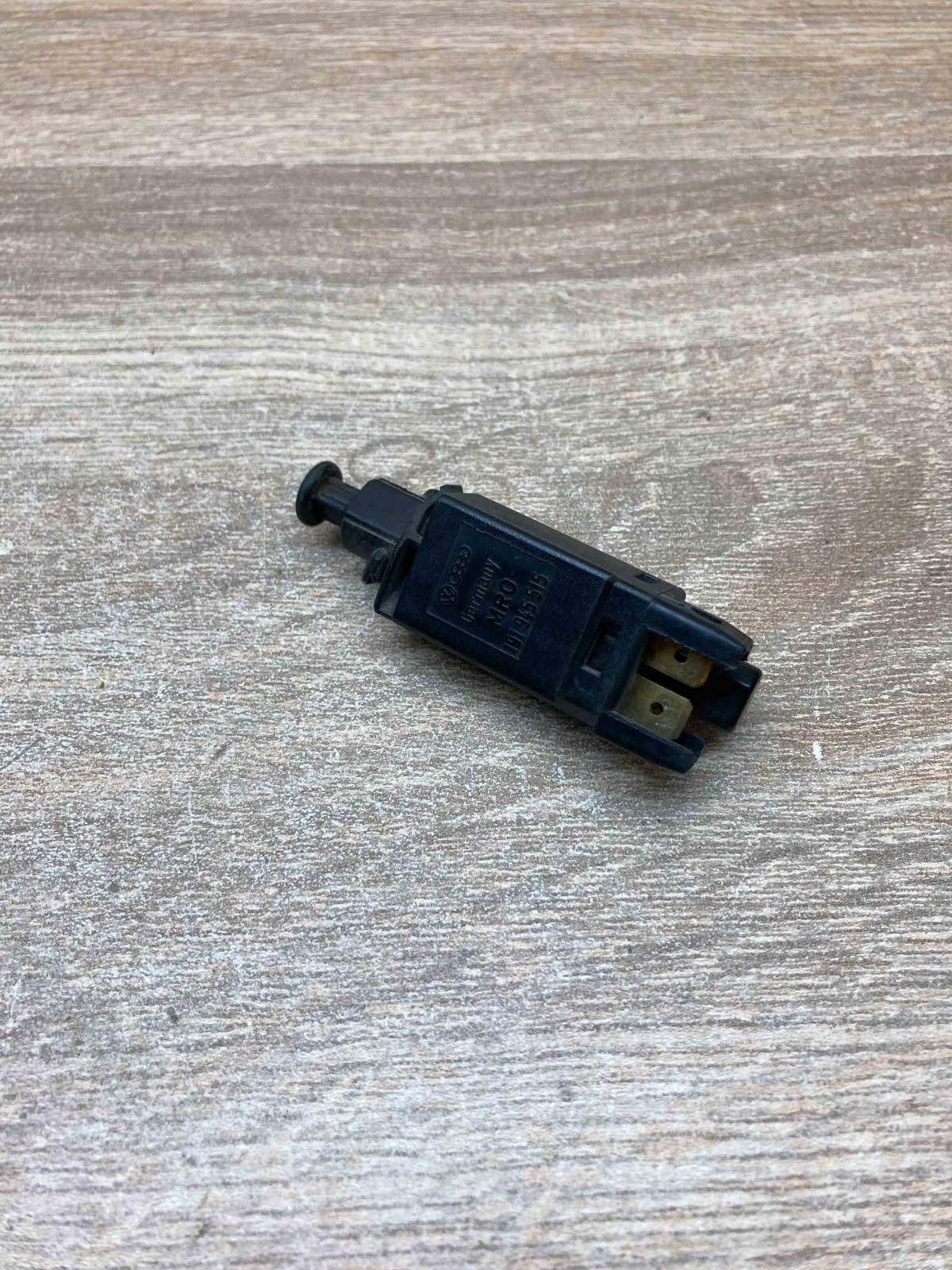 191945515   Brake pedal sensor switch Volkswagen Golf III
