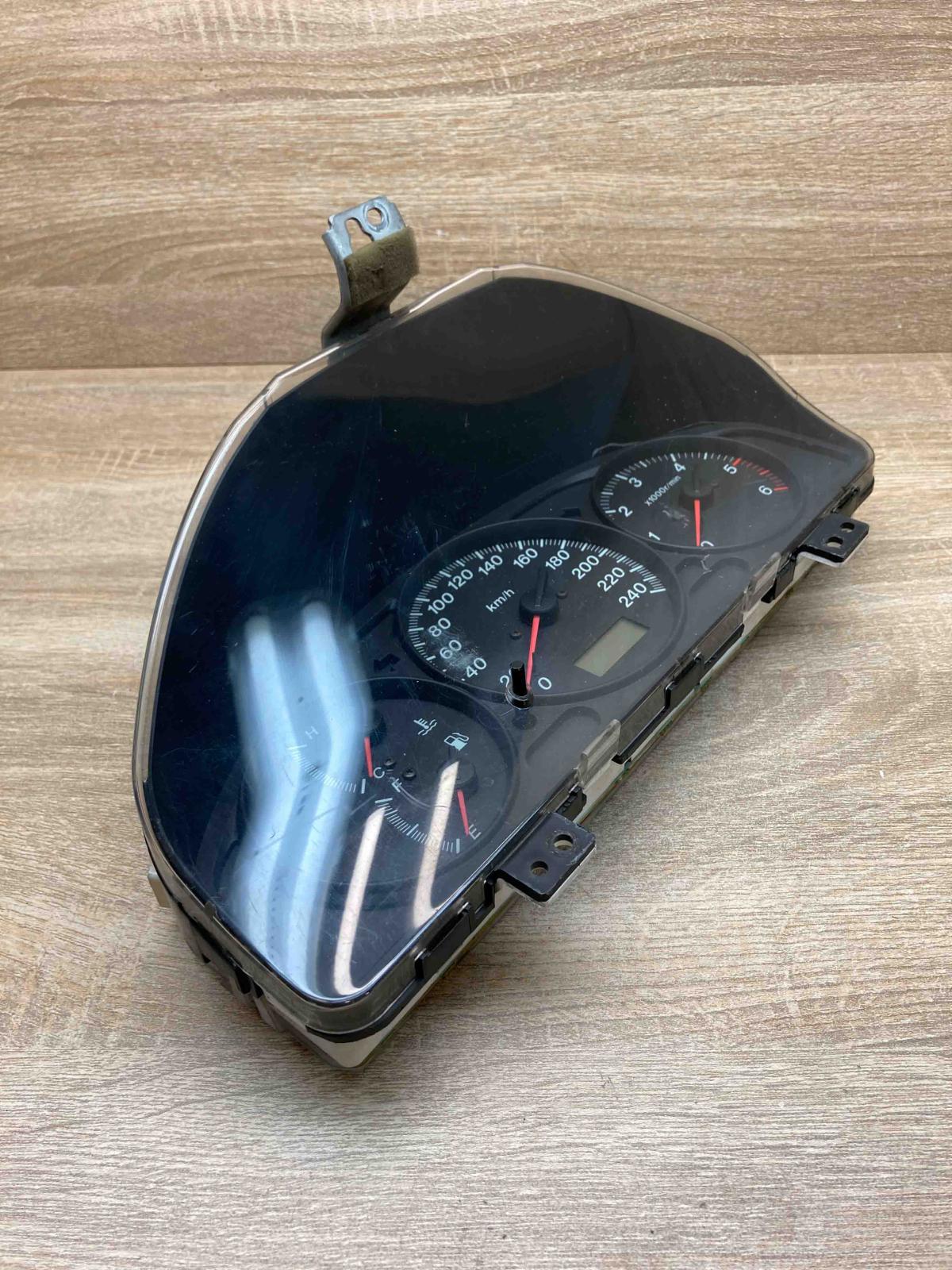 GG3D A   Speedometer (instrument cluster) Mazda 626