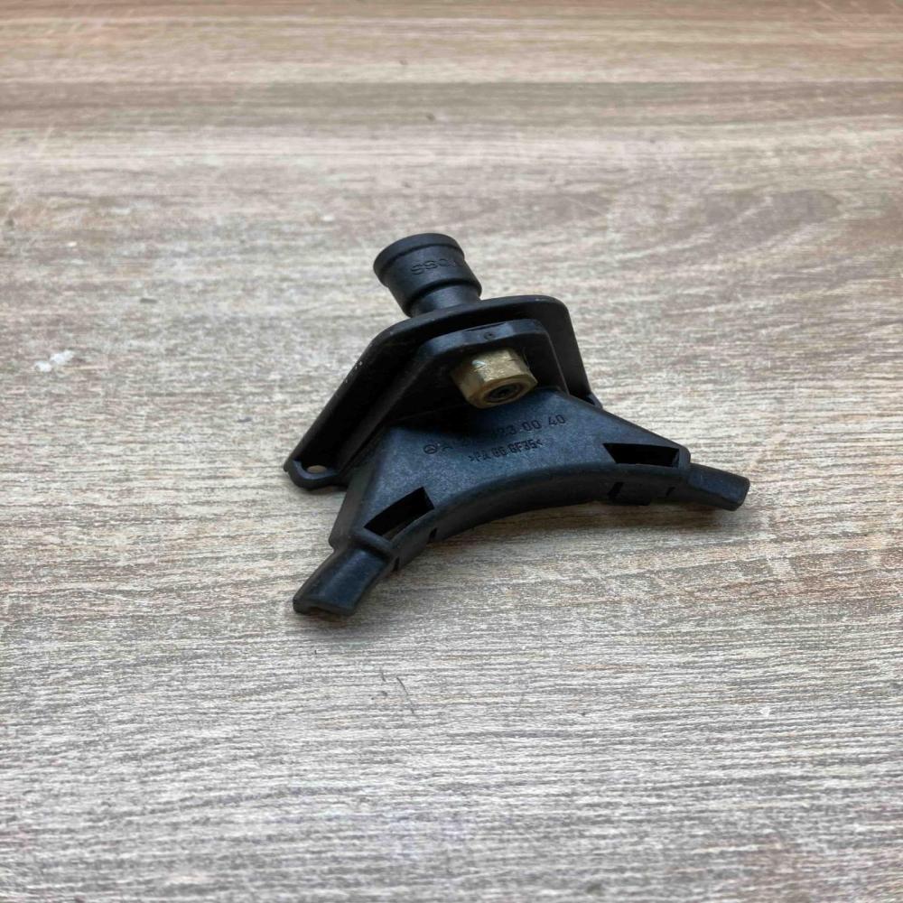 A2123230040   Shock absorber/damper mounting bracket Mercedes-Benz E W213