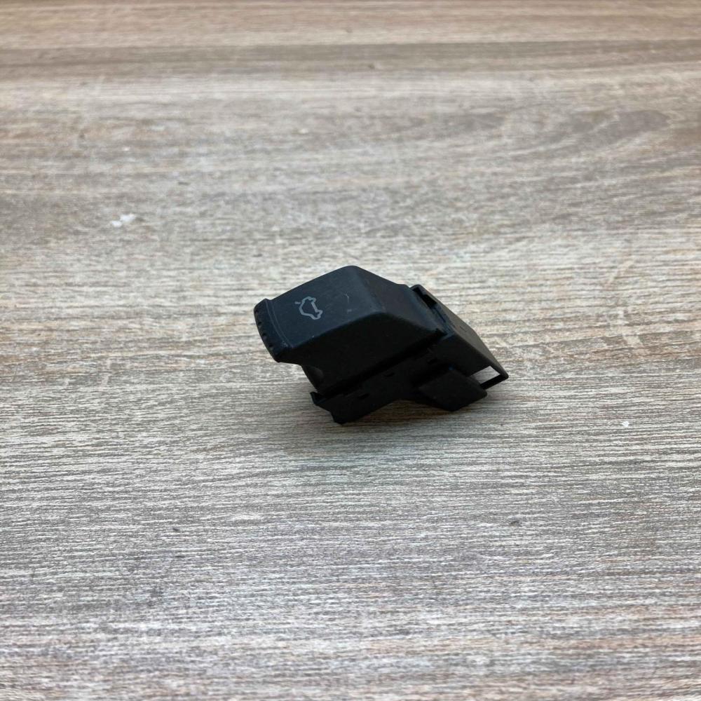1J0959831A   Tailgate opening switch Volkswagen PASSAT B5.5