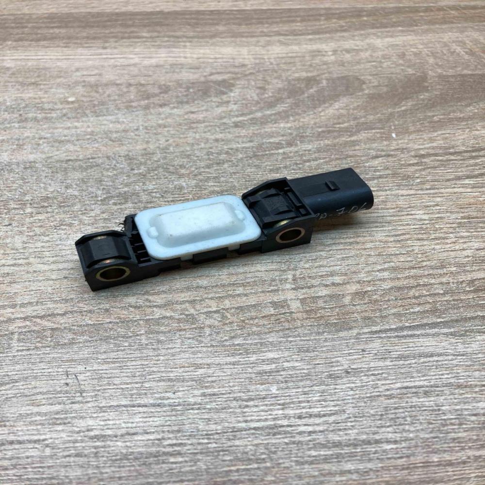 4B0959643E   Airbag deployment crash/impact sensor Volkswagen Phaeton