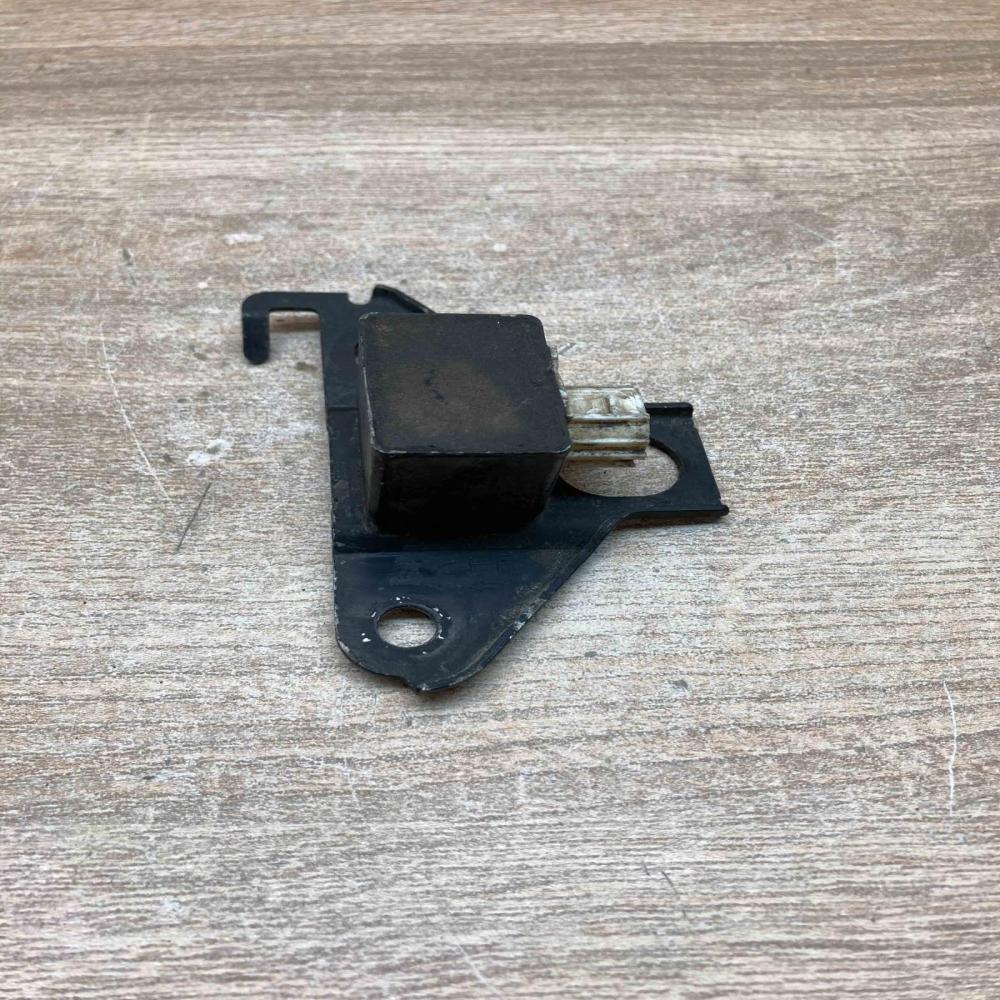 89173 48030  RH Airbag deployment crash/impact sensor Toyota Avensis Verso