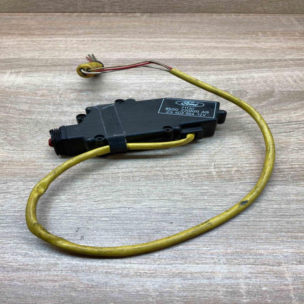 85GG 220A20 AB  With Plug Central locking motor Ford Scorpio