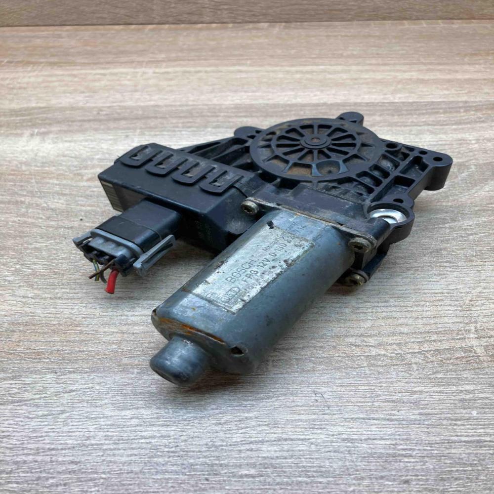 0130821714  With Plug Front door window regulator motor Opel Astra G