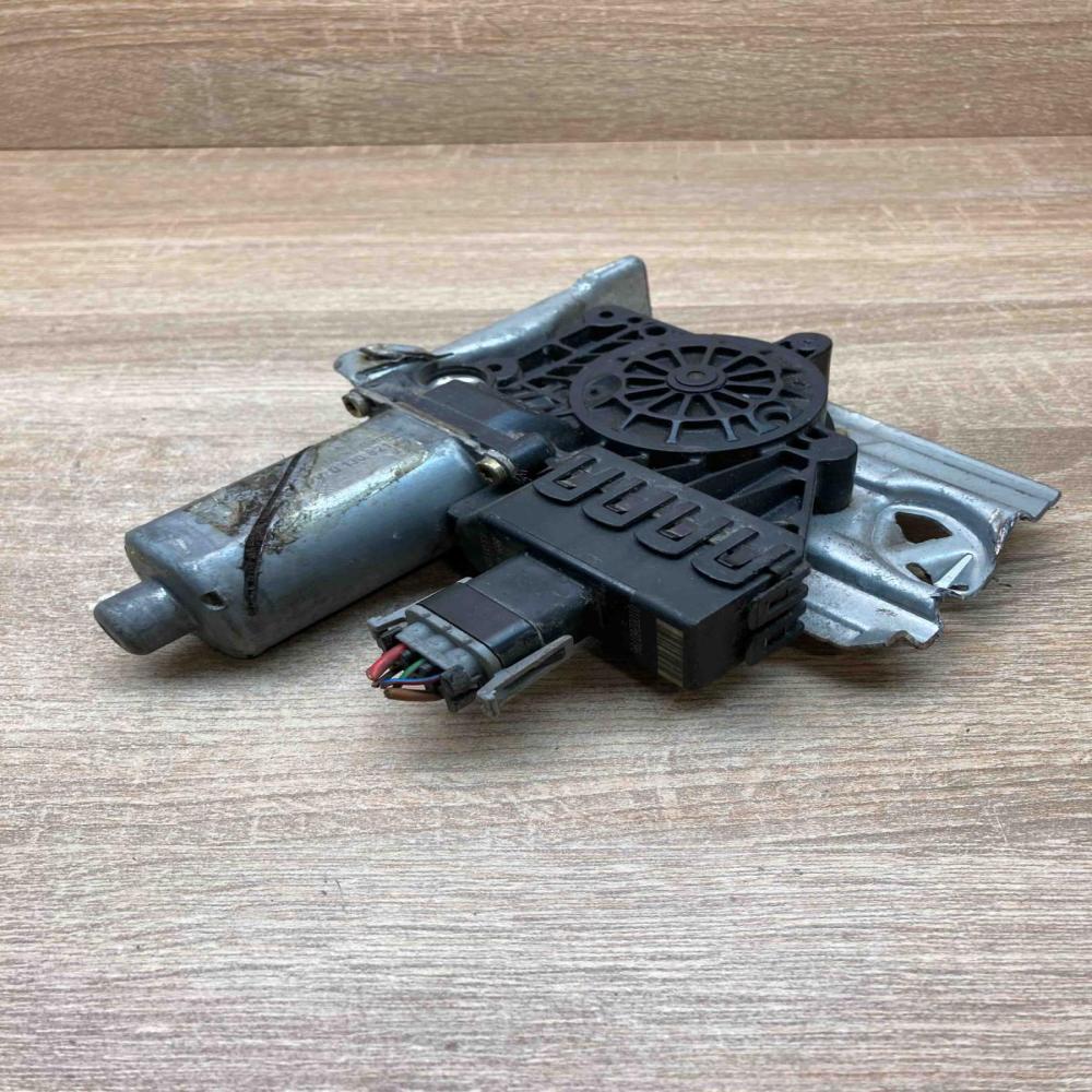 90521882 0130821715 With Plug Front door window regulator motor Opel Astra G