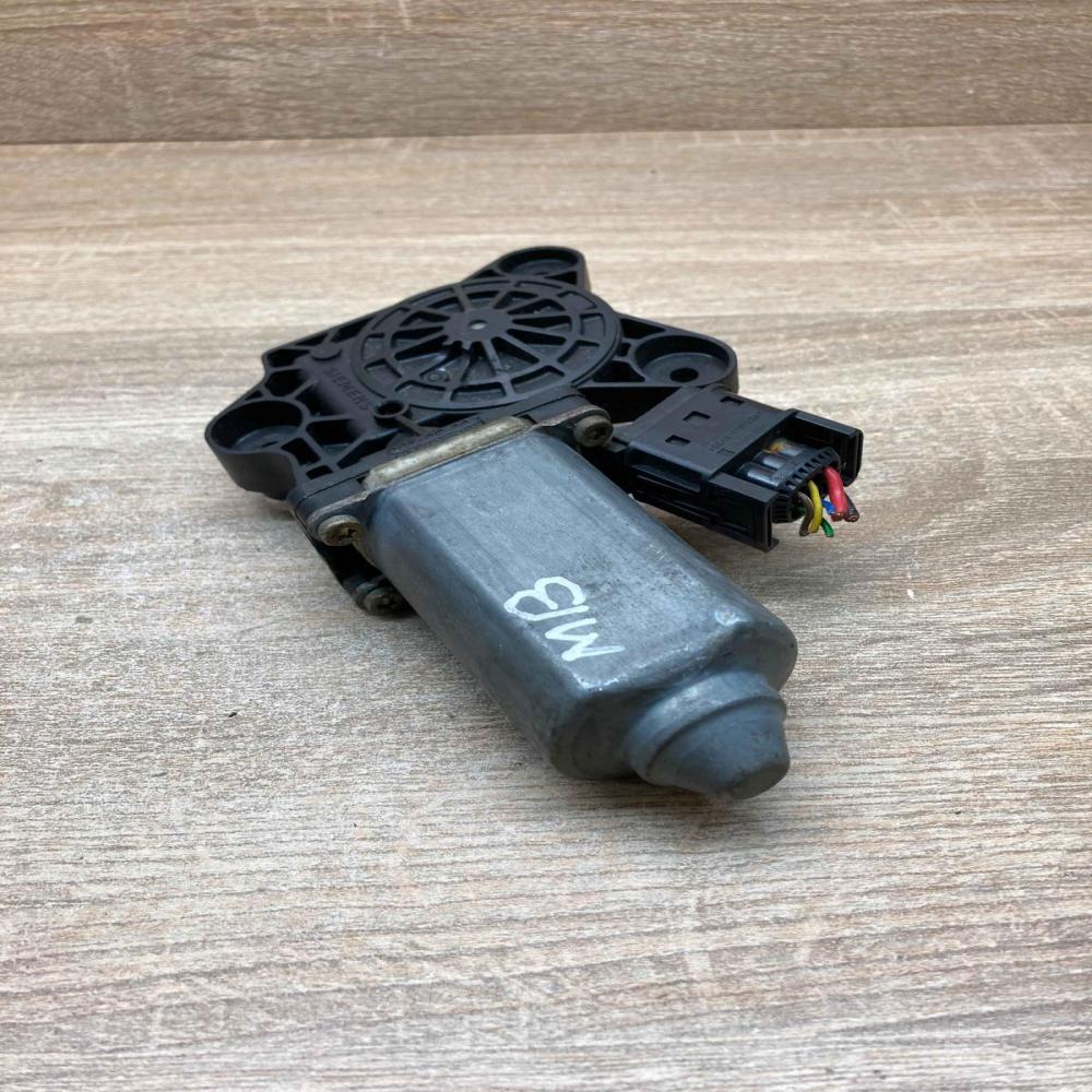 A2208204642   Front door window regulator motor Mercedes-Benz S W220