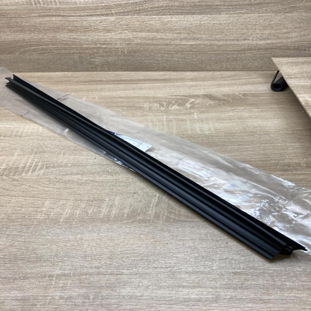 A2467350065   Rear door window/glass frame Mercedes-Benz B W246 W242