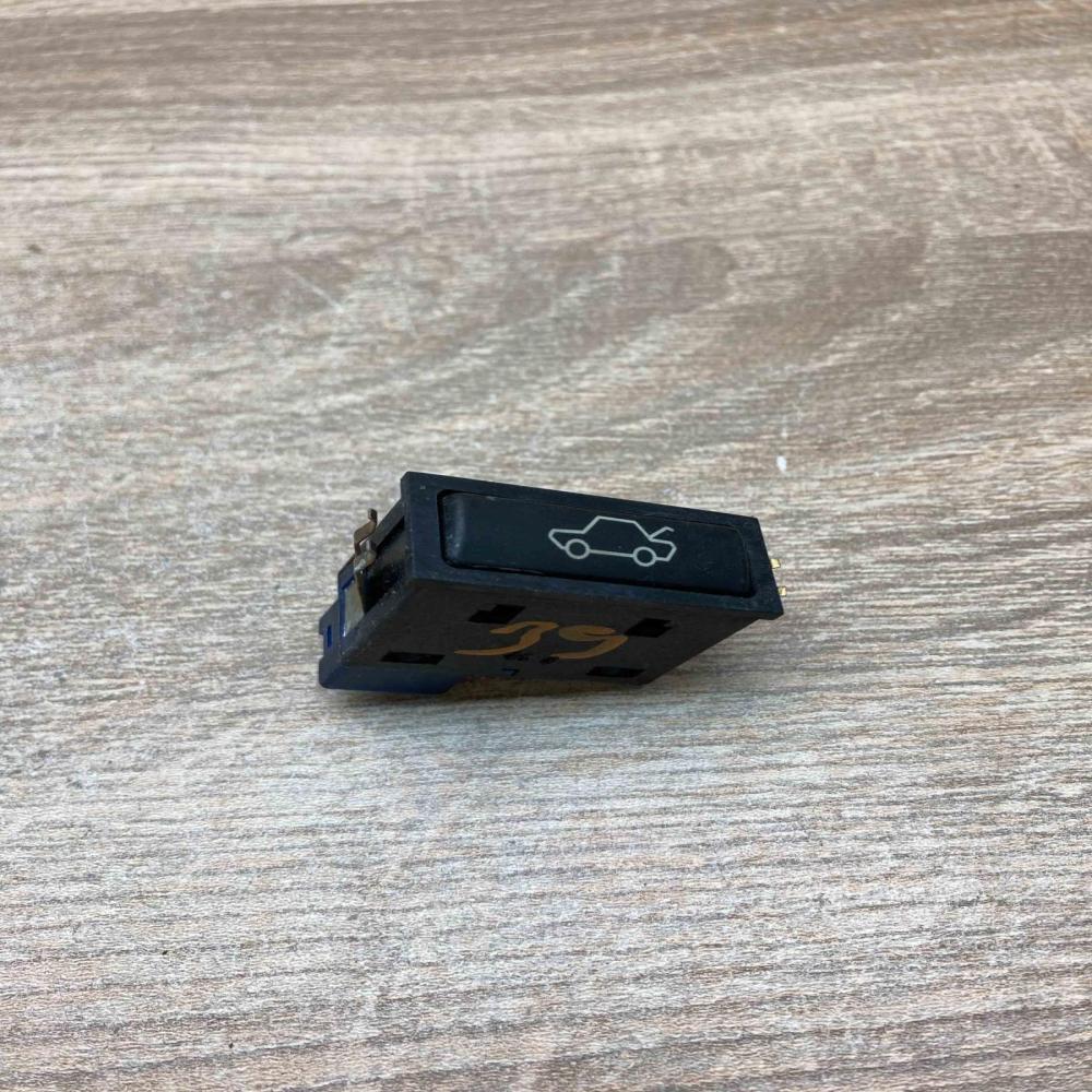 8365579   Tailgate opening switch BMW 5 E39