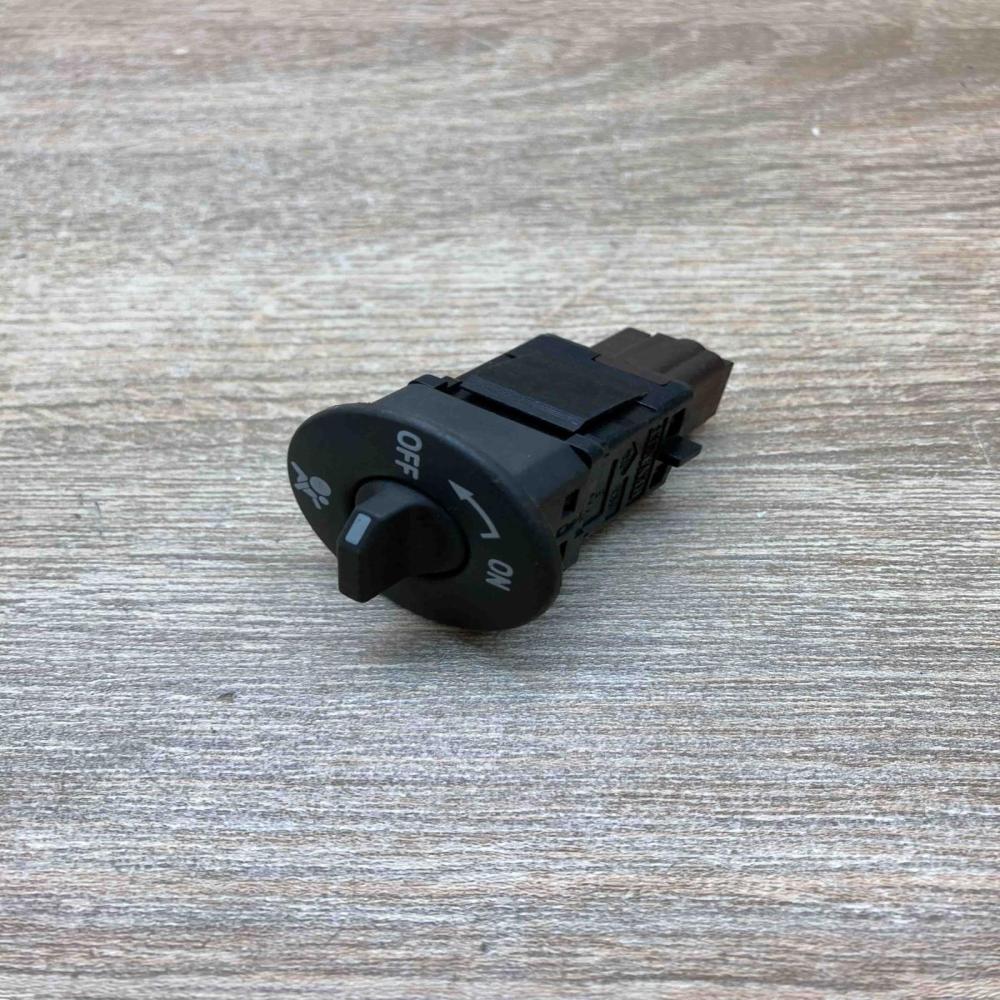 8200169589B   Passenger airbag on/off switch Renault Megane II