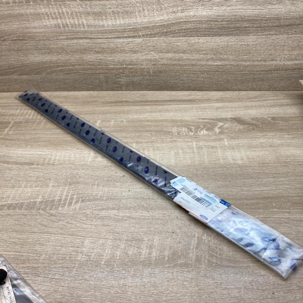2S61 A25533 1220960  Front door trim (molding) Ford Kuga I