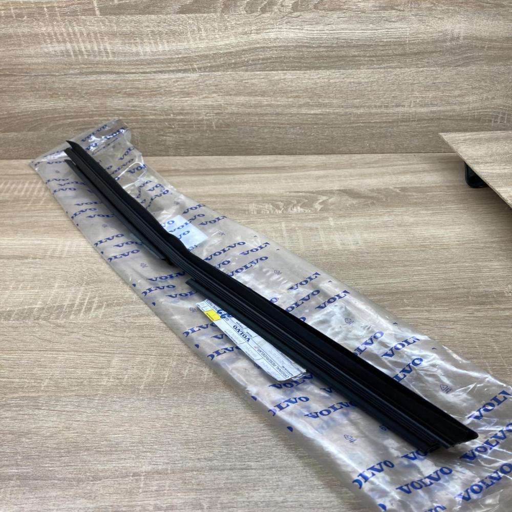 8663940   Rear door window/glass frame Volvo XC70
