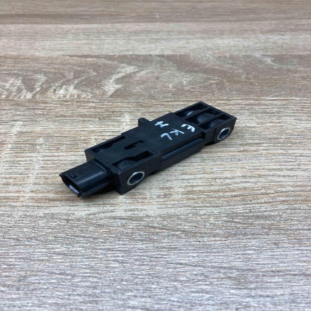 8651A015   Airbag deployment crash/impact sensor Mitsubishi Grandis